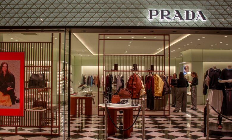 Prada: Marke, Geschichte, Düfte und exklusive Damenkollektionen